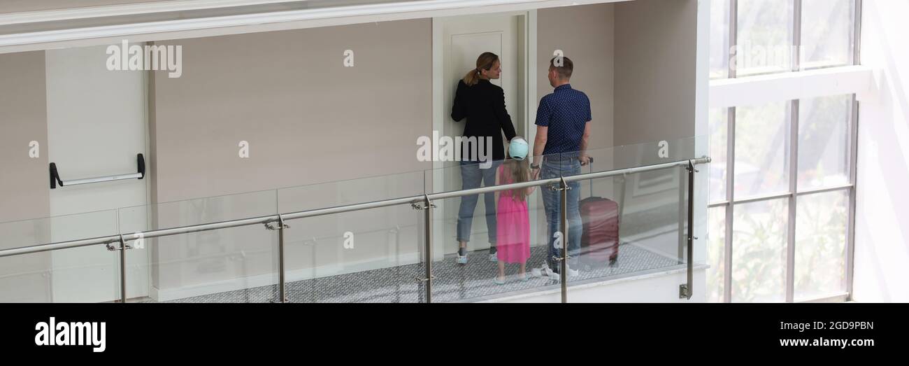 Eine Gastgeberin öffnete dem Mann und seiner Tochter die Tür im Hotel Stockfoto