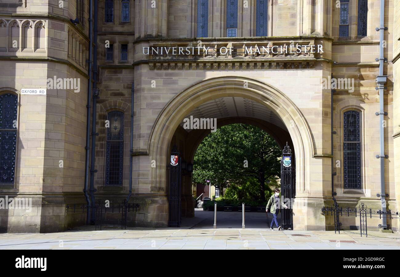 Menschen gehen vorbei am Whitworth Building, University of Manchester, Manchester, Großbritannien. Stockfoto