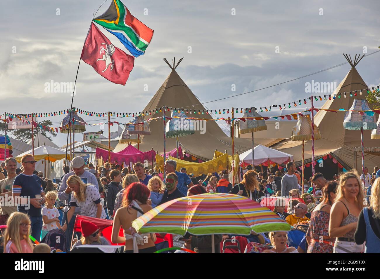 Menschenmassen und Tipi bei einem sommerlichen Musikfestival. Camp Beestival, Lulworth, Dorset, Großbritannien. Stockfoto