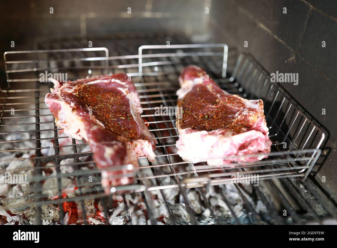 Kochen von Rindersteaks über Holzkohle im Kamin Stockfotografie - Alamy