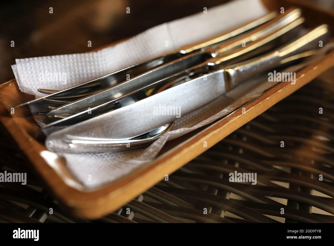 Gabeln und Messer auf dem Teller im Restaurant Stockfoto