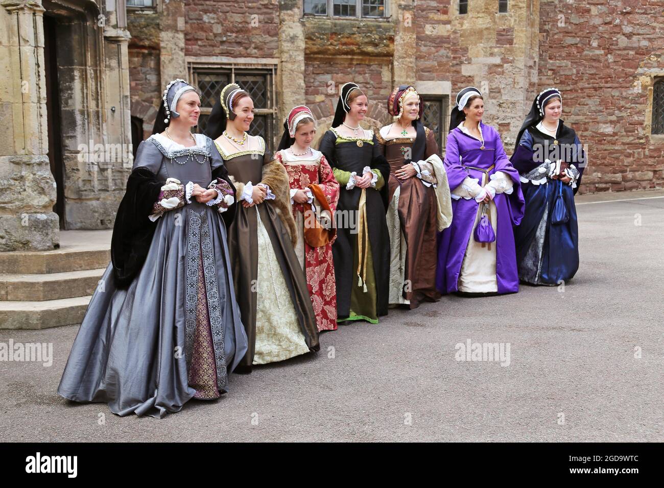 Henrys sechs Ehefrauen. Living History aus der Vergangenheit präsentieren „ein Publikum mit König Henry VIII“, Berkeley Castle, Gloucestershire, England, Großbritannien, Europa Stockfoto