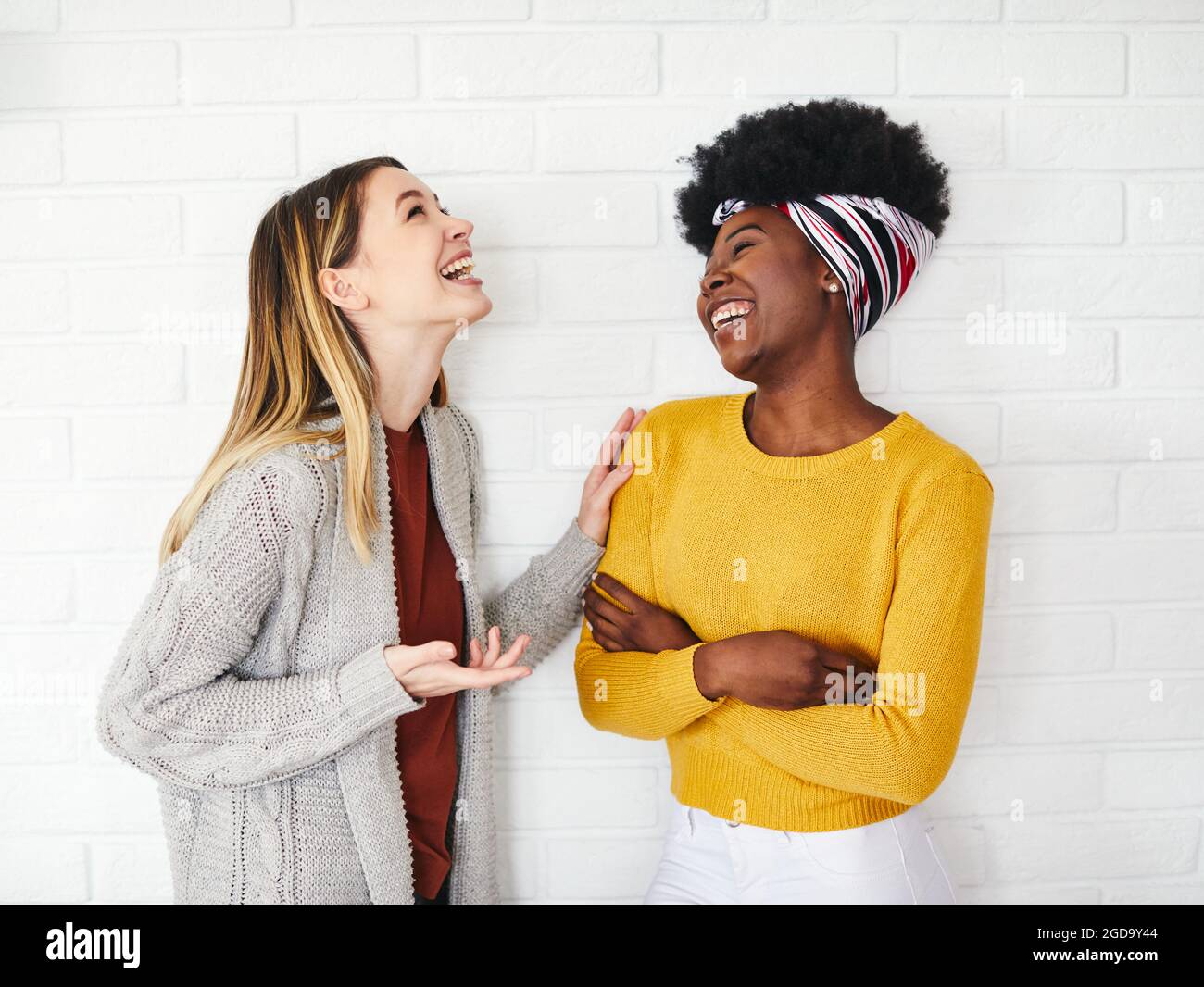 Zwei junge Mädchen reden chatend Freunde Freundschaftsgespräch Stockfoto