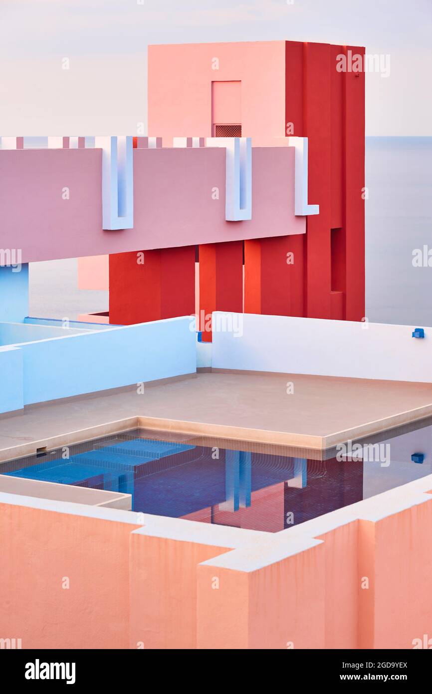 Geometrisch farbiger Gebäudeentwurf. Die rote Mauer, La manzanera. Calpe, Spanien Stockfoto