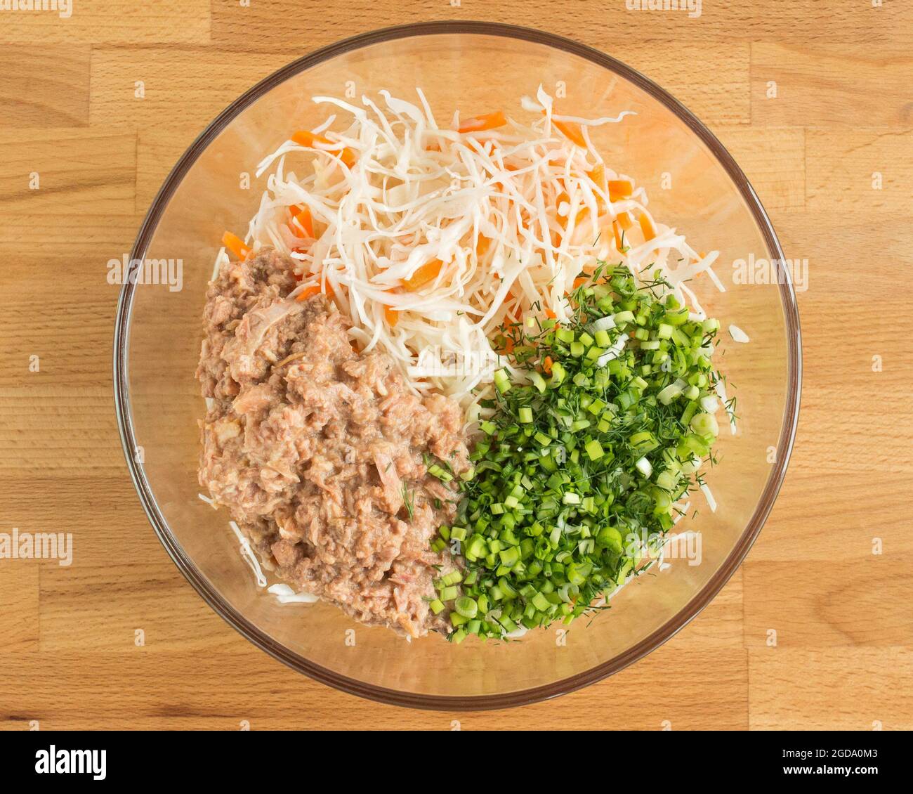 Zutaten in einer transparenten Rührschüssel. Fischsalat. Stockfoto