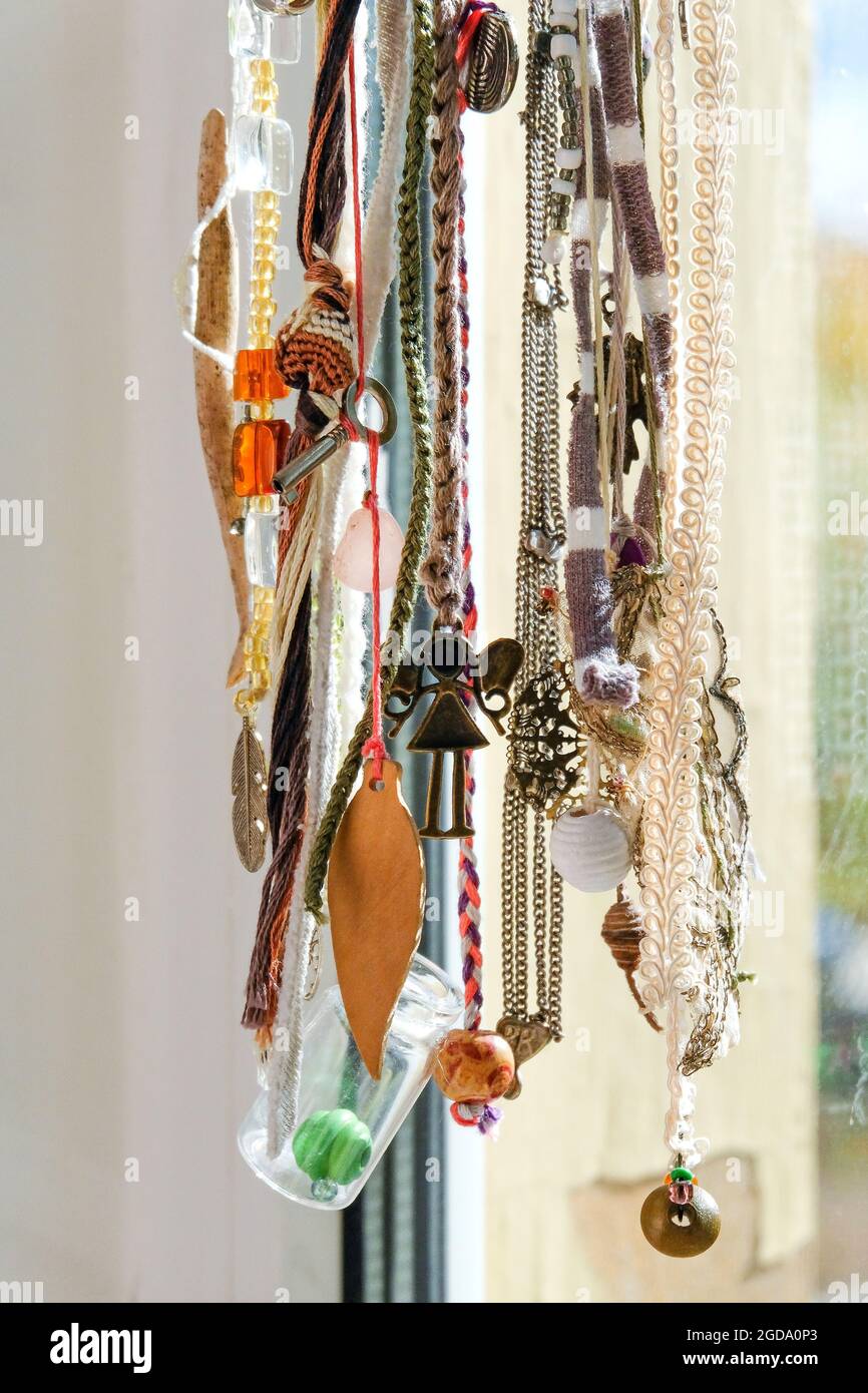 Dreamcatcher aus Bändern, Fäden, Perlen und Stoff. Hängen Sie sich am Fenster auf. Stockfoto