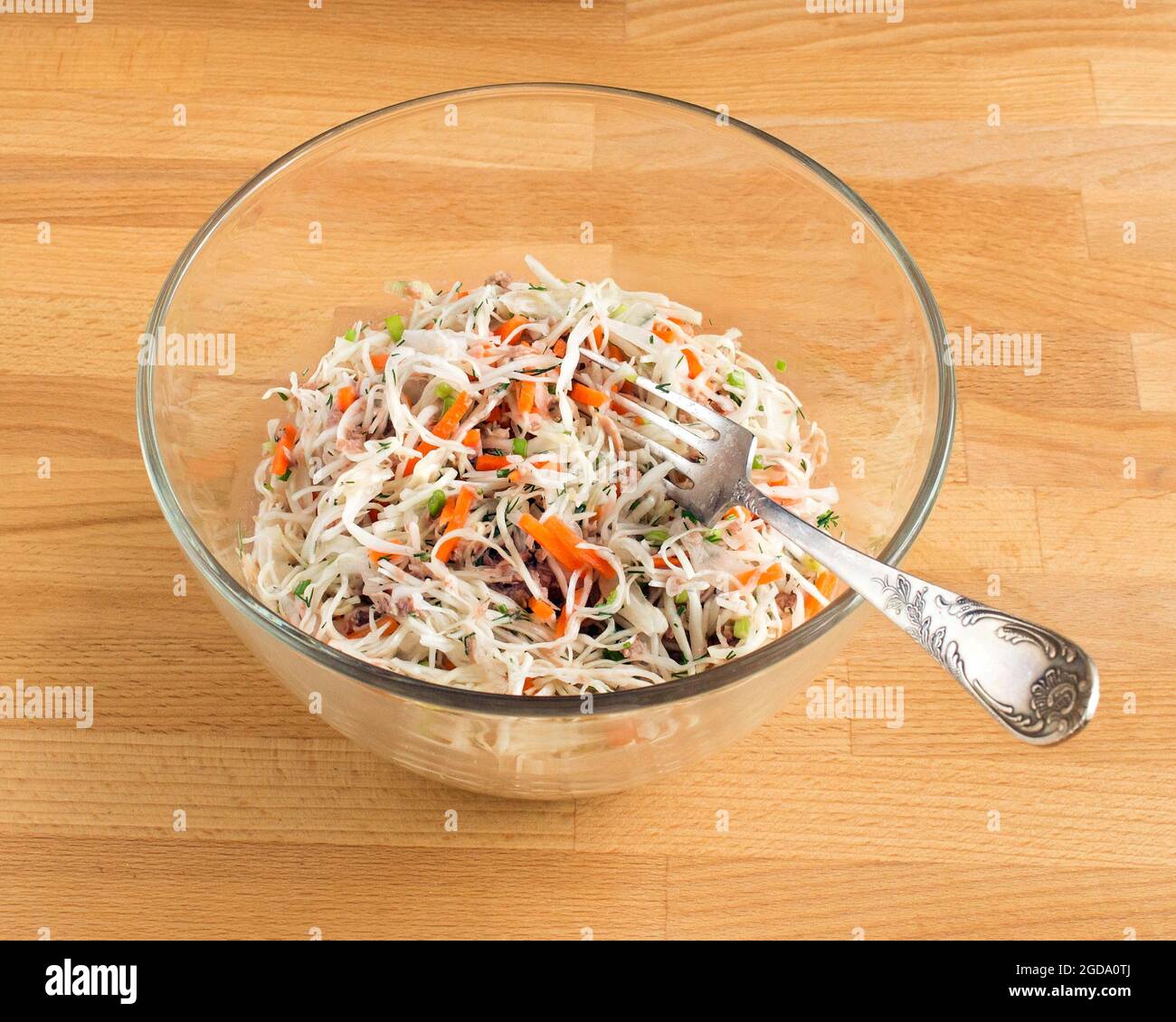 Salat in einer transparenten Schüssel mit Gemüse und Konserven. Stockfoto