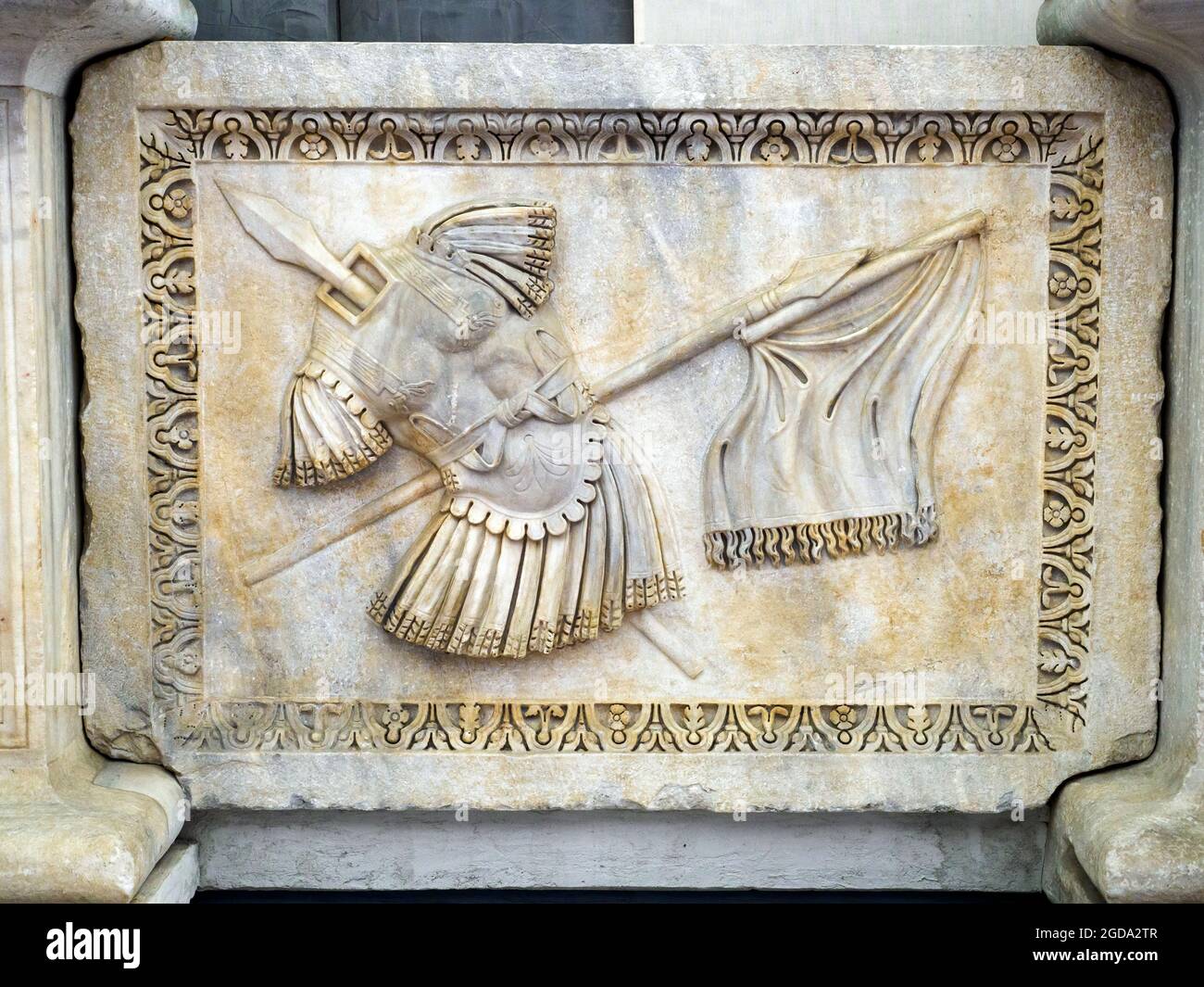 Marmorrelief mit Kriegstrophäen aus dem Hadrianeum, einem Tempel des deifizierten Hadrians auf dem Martius-Campus, der 145 n. Chr. von Antoninus Pius errichtet wurde. Nationales Archäologisches Museum von Neapel, Italien Stockfoto