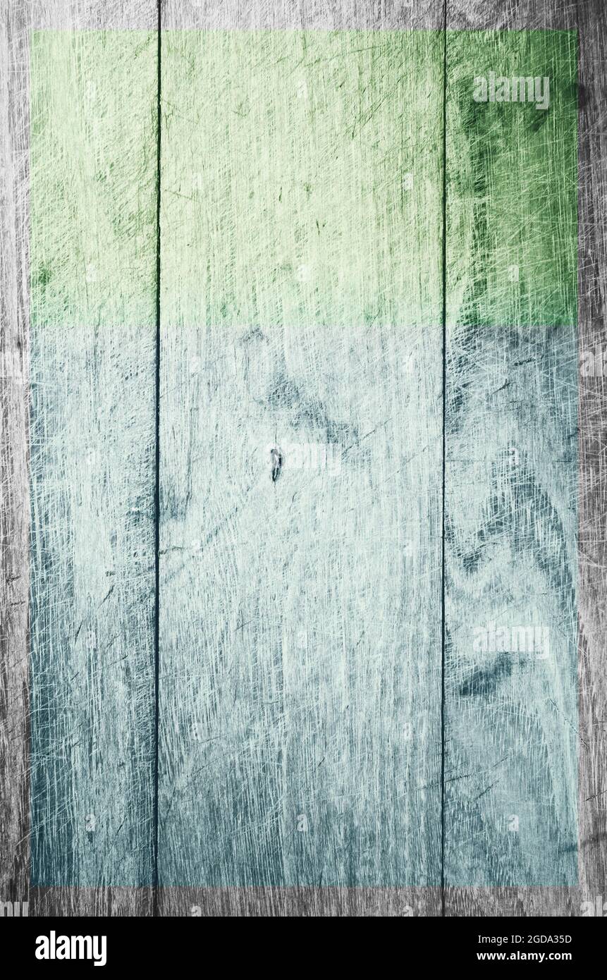 Vertikale Aufnahme von doppelt getönten schmutzigen und zerkratzten natürlichen Holzhintergrund mit Kopieplatz Stockfoto