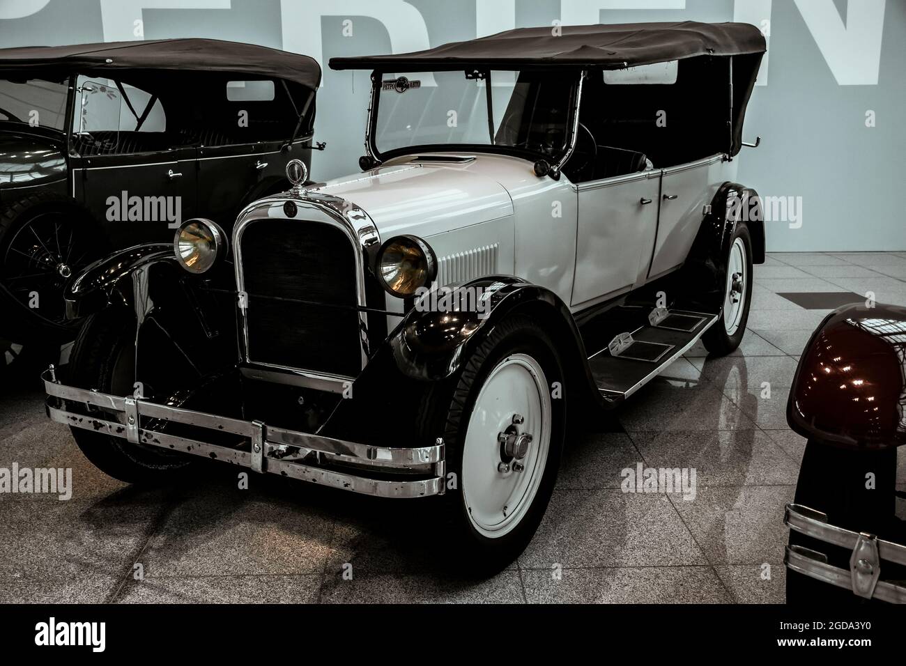 4. Juni 2019, Moskau, Russland: Seitenansicht des amerikanischen Autos Dodge 124 Open Touring 1928. Klassische Retro-Autos der 1920er Jahre. Stockfoto