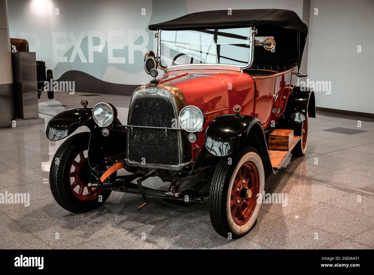 4. Juni 2019, Moskau, Russland: Seitenansicht des italienischen Autos Fiat Valencia 1919. Klassische Retro-Autos der 1920er Jahre. Stockfoto