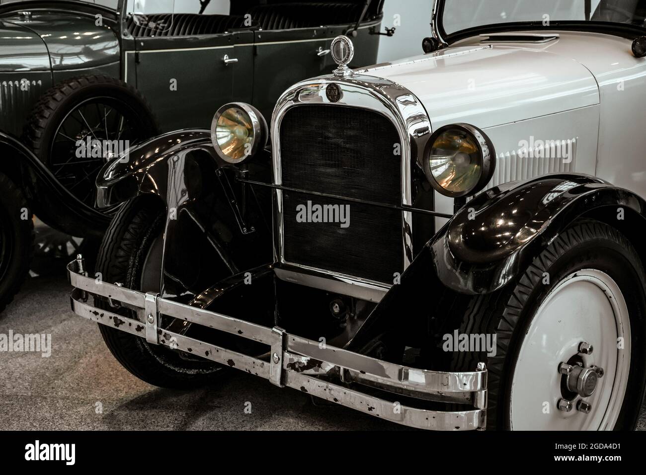 4. Juni 2019, Moskau, Russland: Grill und Scheinwerfer des amerikanischen Autos Dodge 124 Open Touring 1928. Klassische Retro-Autos der 1920er Jahre. Stockfoto