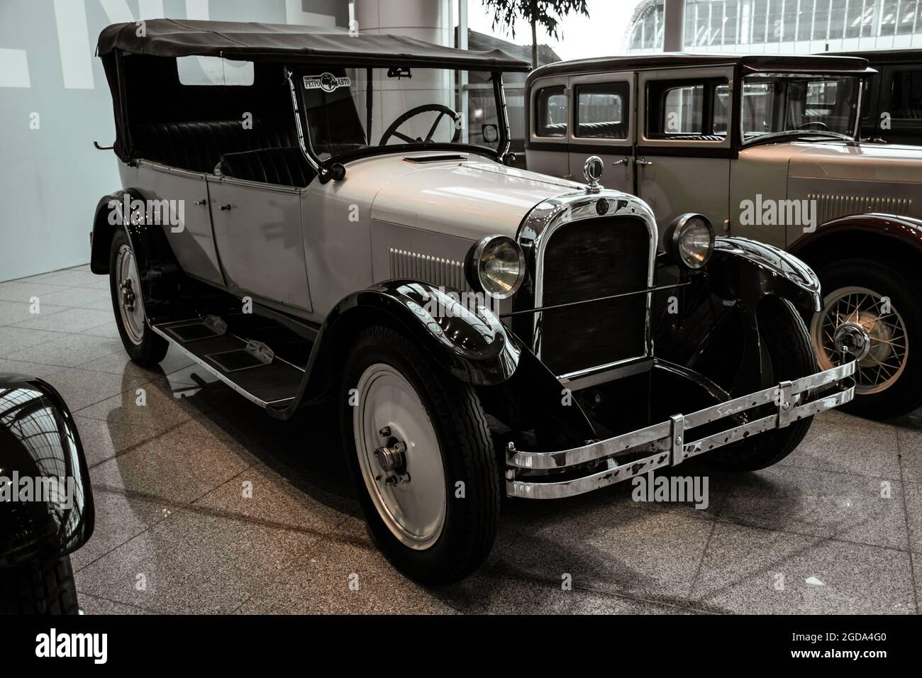 4. Juni 2019, Moskau, Russland: Seitenansicht des amerikanischen Autos Dodge 124 Open Touring 1928. Klassische Retro-Autos der 1920er Jahre. Stockfoto
