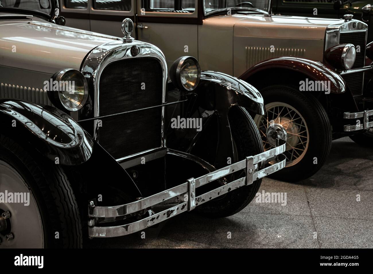 4. Juni 2019, Moskau, Russland: Grill und Scheinwerfer des amerikanischen Autos Dodge 124 Open Touring 1928. Klassische Retro-Autos der 1920er Jahre. Stockfoto