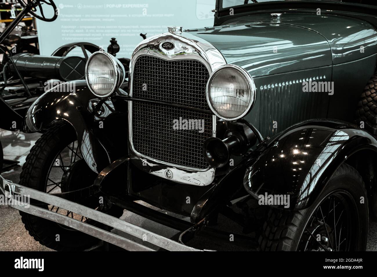 4. Juni 2019, Moskau, Russland: Fahrzeuggrill und Scheinwerfer des amerikanischen Autos Ford A Phaeton 1929. Klassische Retro-Autos der 1920er Jahre. Stockfoto