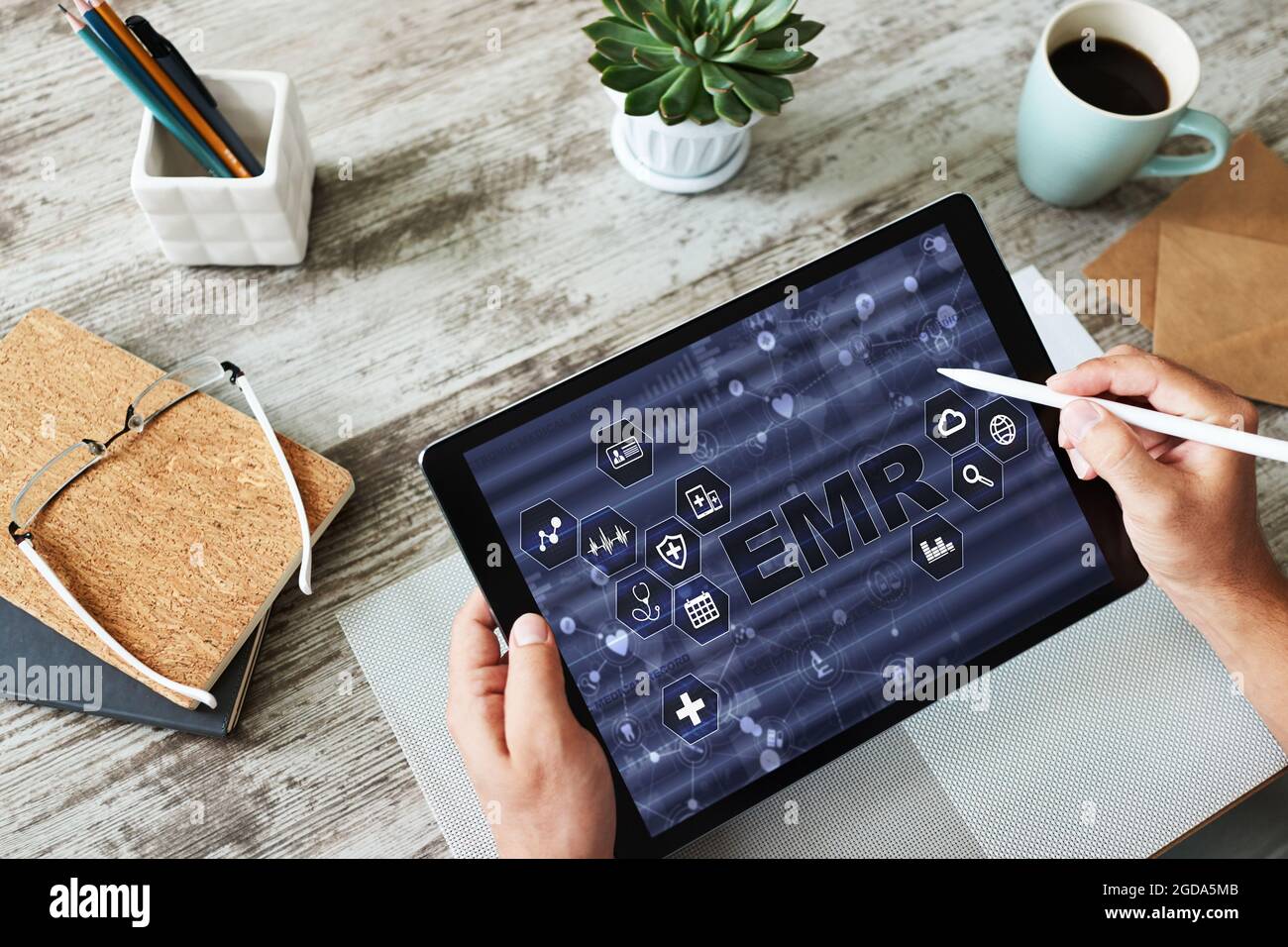 Elektronisches Informationssystem für medizinische Krankenakte auf dem Bildschirm des Geräts. Moderne Technik in der Medizin als Konzept. Stockfoto