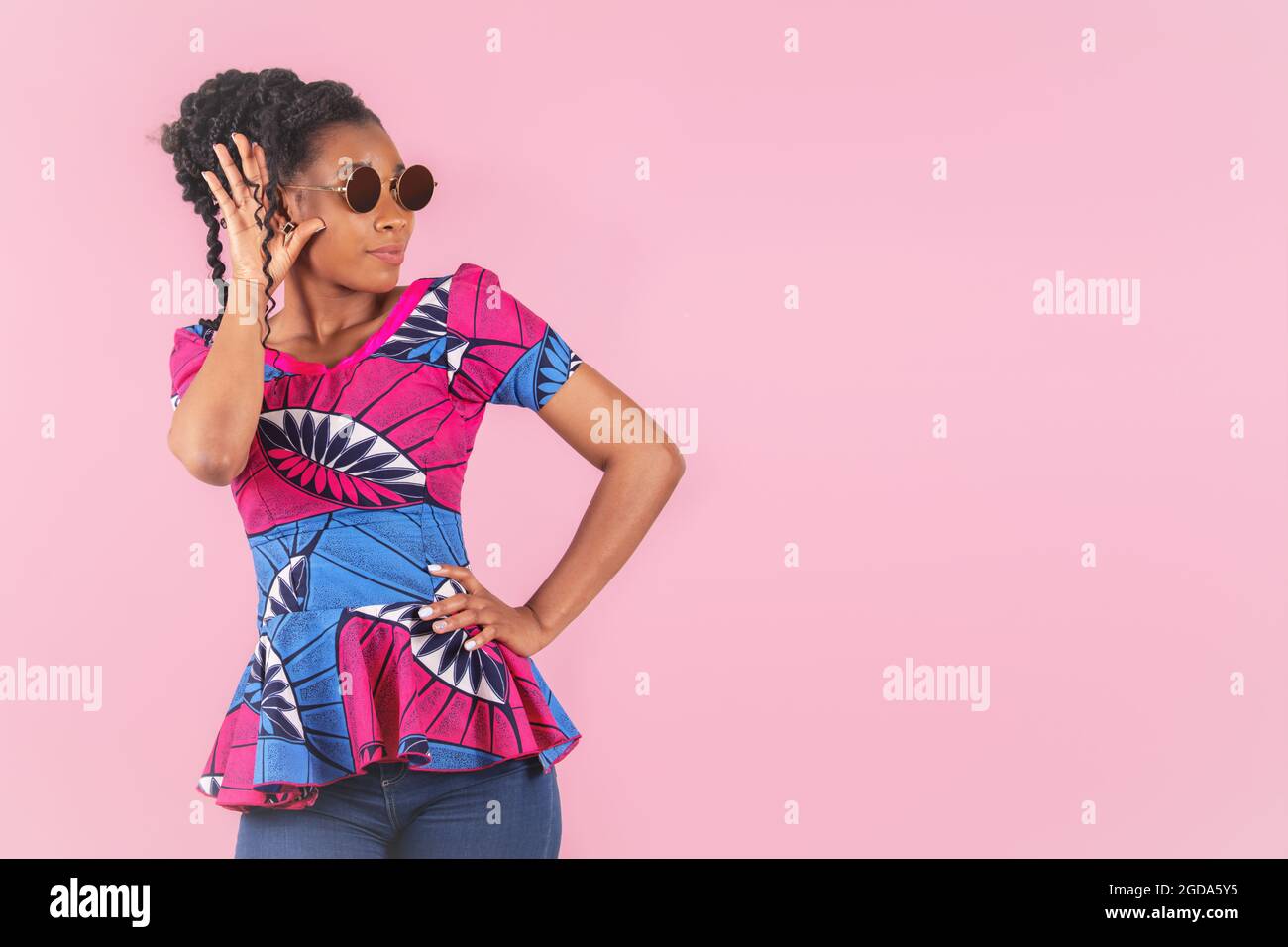 Nette afroamerikanische Frau, die eine übertriebene Zuhörgeste macht Stockfoto