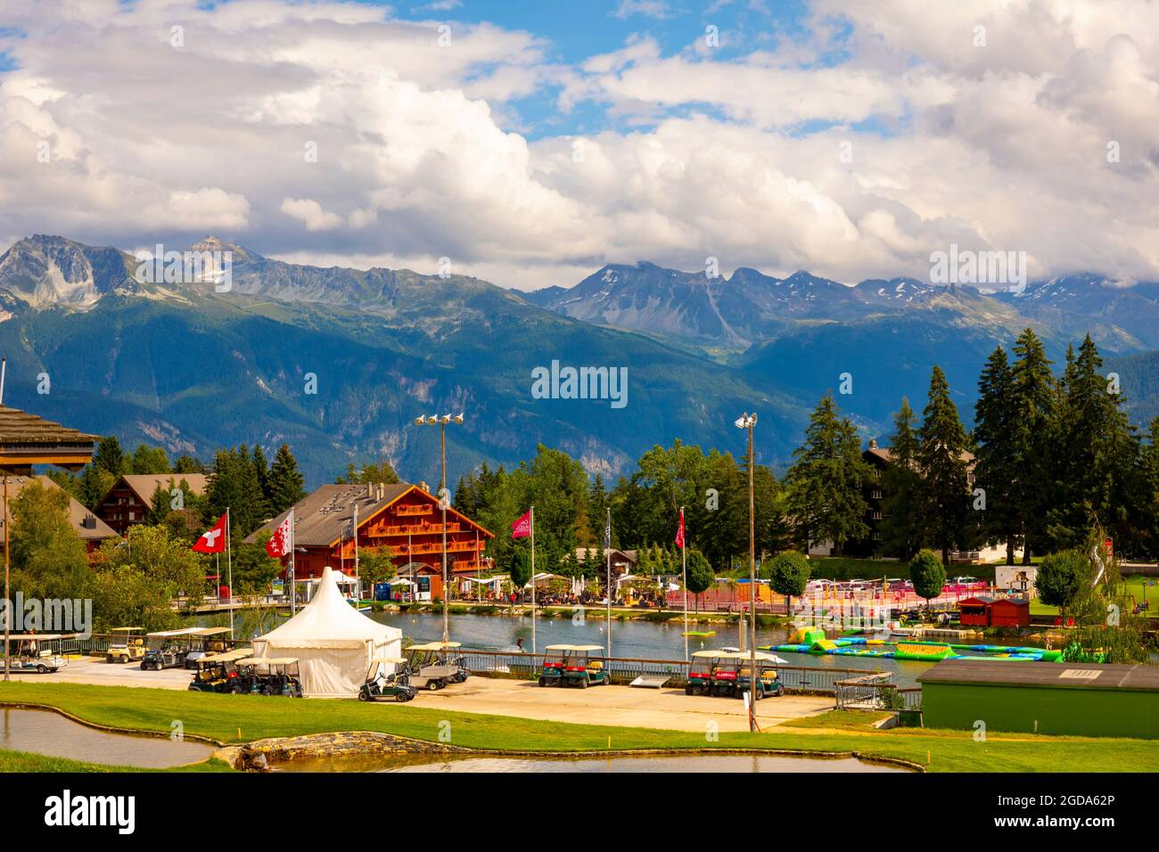 Golfplatz Crans Sur Sierre, Wasserpark und Bergblick in Crans Montana im Wallis, Schweiz. Stockfoto