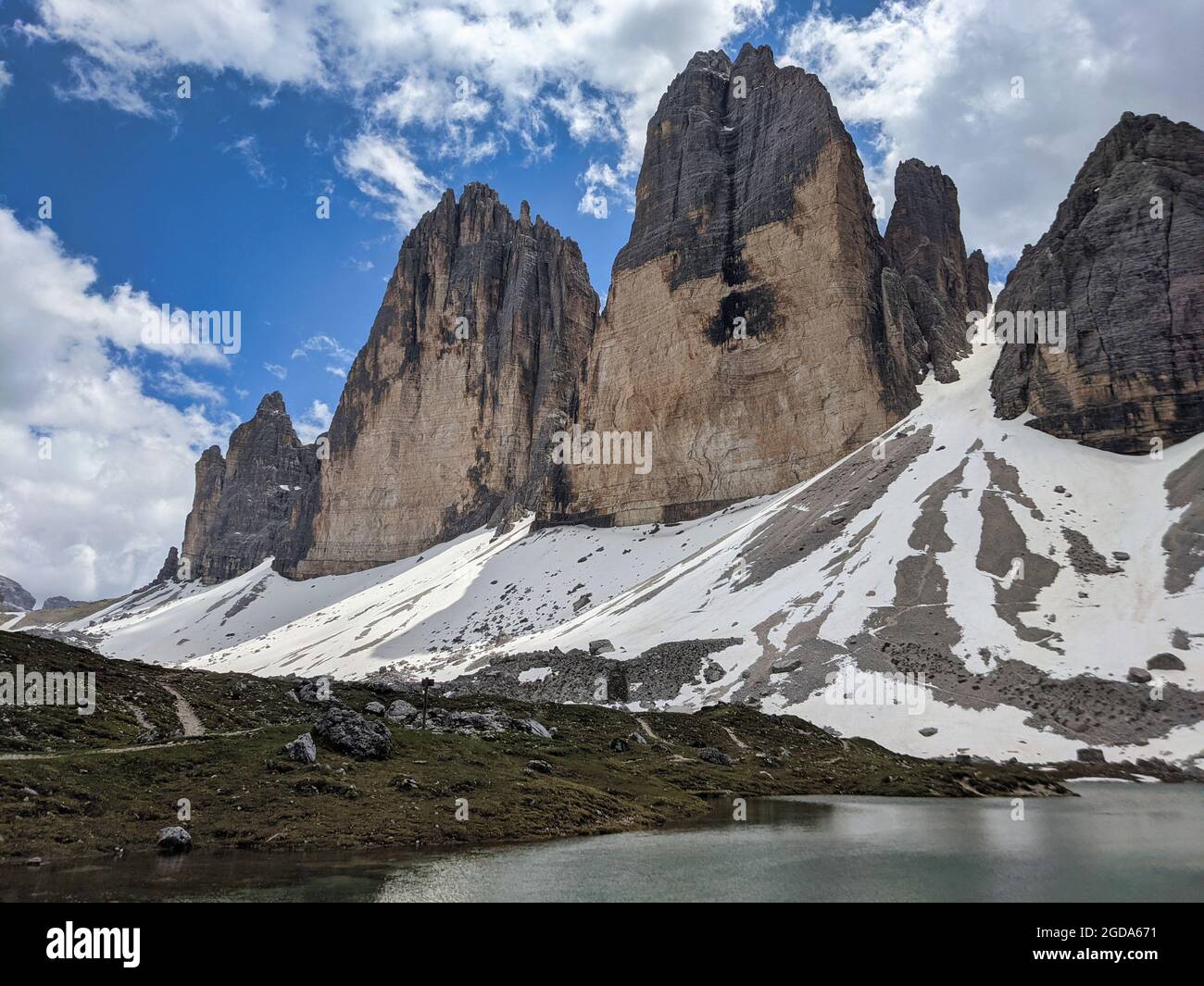 Tre Cime di Lavaredo, Blick auf die große Nordwand. Drei Gipfel in den dolomiten, Wandern in der Natur. Schnee im Frühling Stockfoto