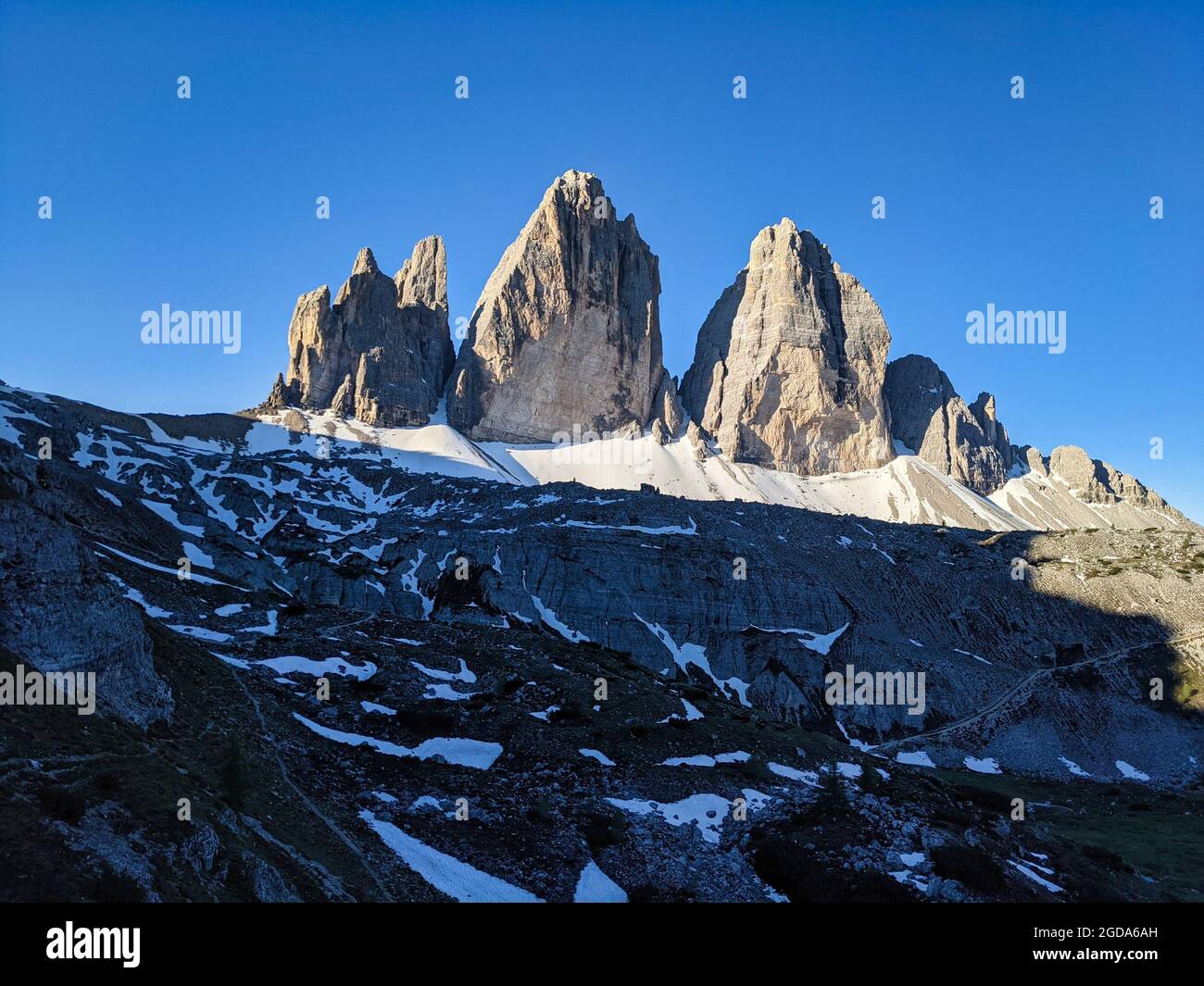 Drei Zinnen von Lavaredo, Blick auf die große Nordwand mit der Morgensonne. Drei Gipfel in den dolomiten, Wandern in der Natur Stockfoto