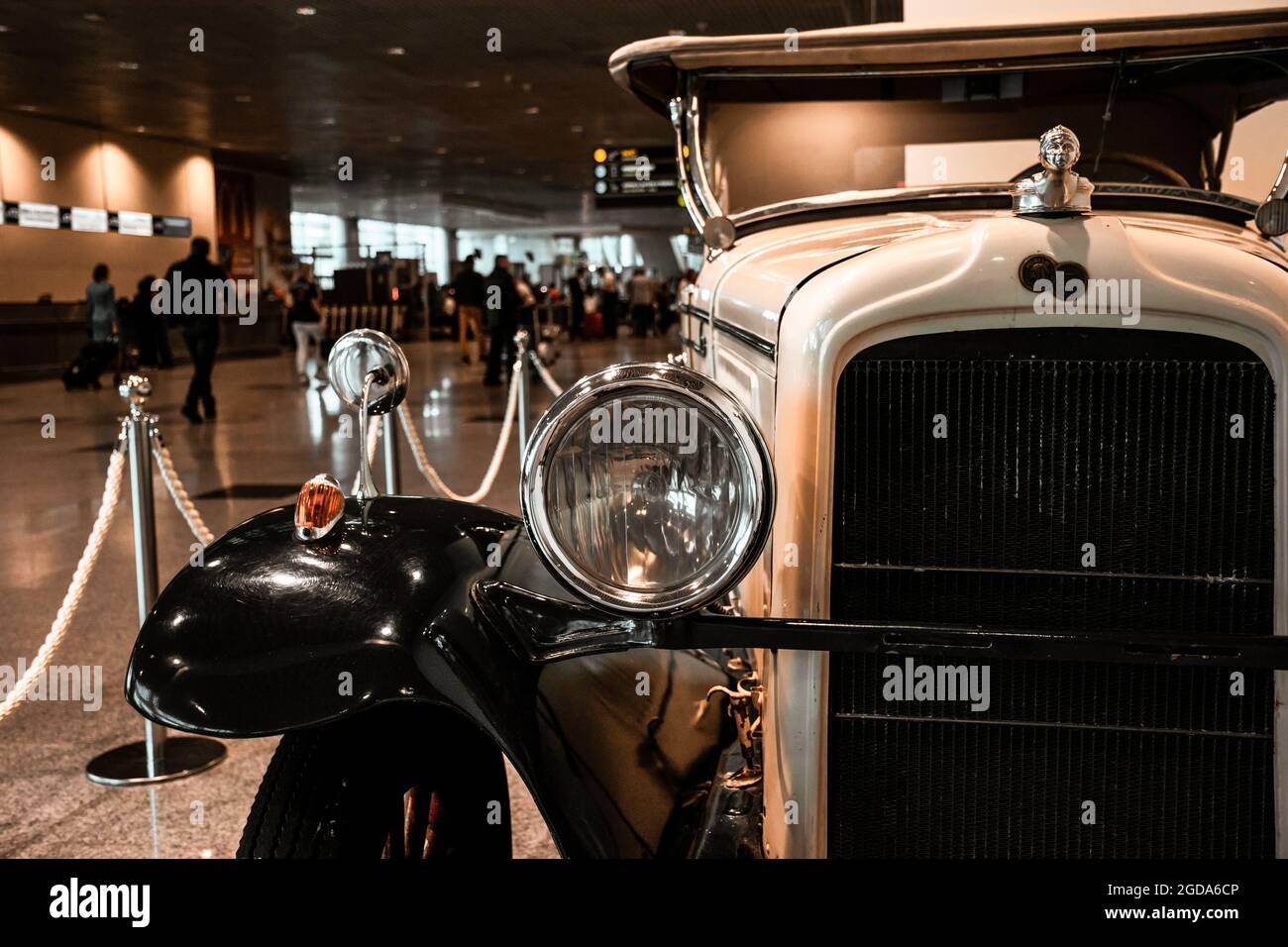 4. Juni 2019, Moskau, Russland: Vorderansicht des amerikanischen Autos Pontiac 6-28 (186) 1928. Klassische Retro-Autos der 1920er Jahre. Stockfoto