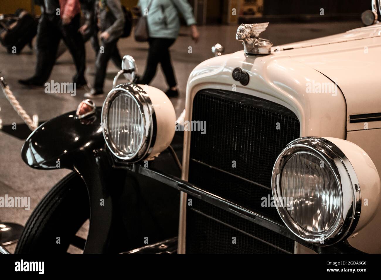 4. Juni 2019, Moskau, Russland: Fahrzeuggrill und Scheinwerfer des amerikanischen Autos Pontiac 6-28 (186) 1928. Klassische Retro-Autos der 1920er Jahre. Stockfoto