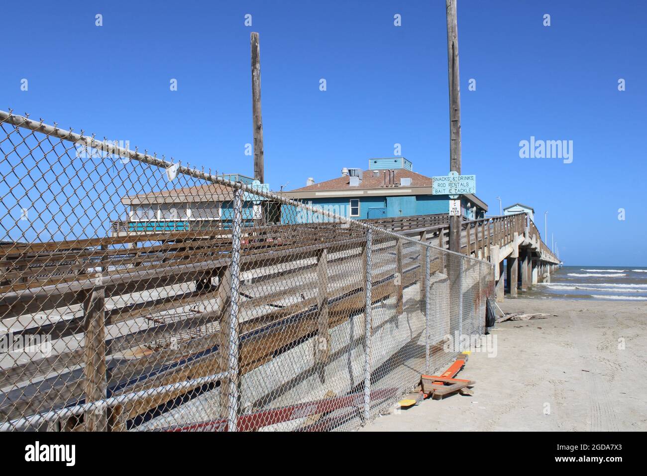 Corpus Christi, USA. August 2021. Der Bob Hall Pier bleibt am 10. August 2021 in Corpus Christi, Texas, USA, geschlossen. Die Anlegestelle wurde während des Hurrikates Hanna der Kategorie 1 im Juli 2020 beschädigt. (Foto: Carlos Kosienski/Sipa USA) Quelle: SIPA USA/Alamy Live News Stockfoto