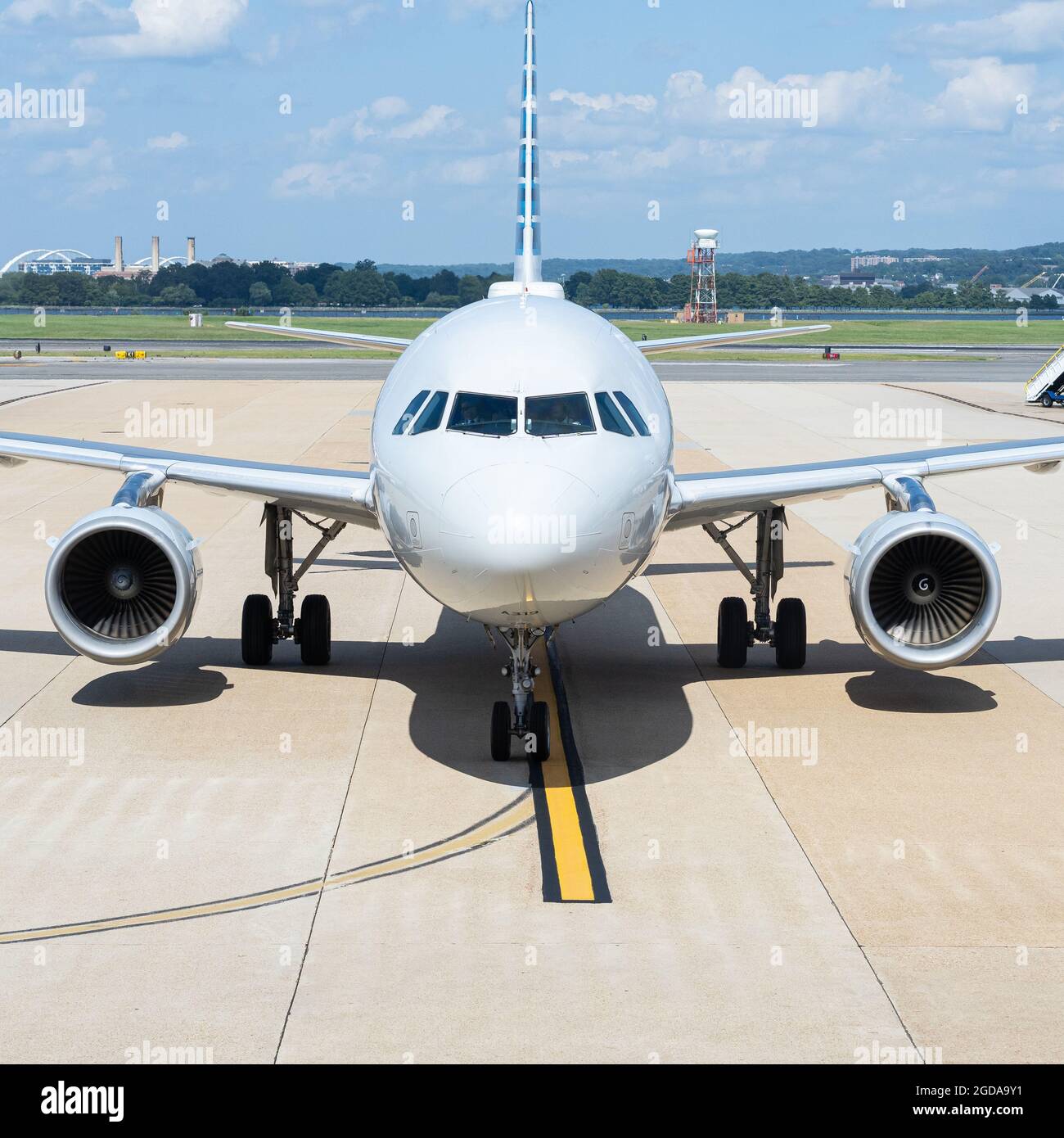 ARLINGTON VA, USA - 13. Jul 2021: Ein Flugzeug von American Airlines, das zum Gate am Washington National Airport besteuert wird Stockfoto