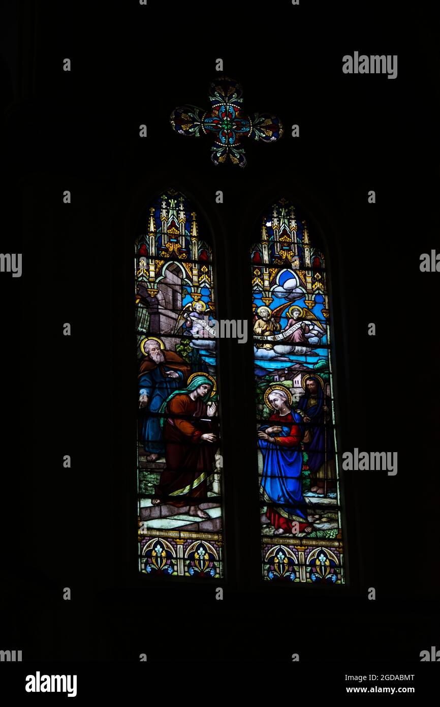 Bunte Glasfenster gefüllt mit Kunst aus einer katholischen Kirche. Salvador Bahia Brasilien. Stockfoto