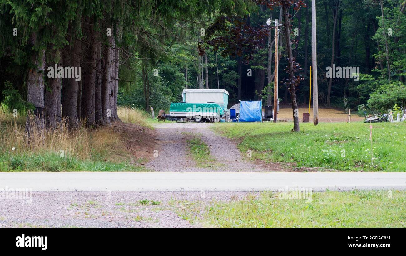 Ein geschlossener Pop Up Camper im Wald Stockfoto