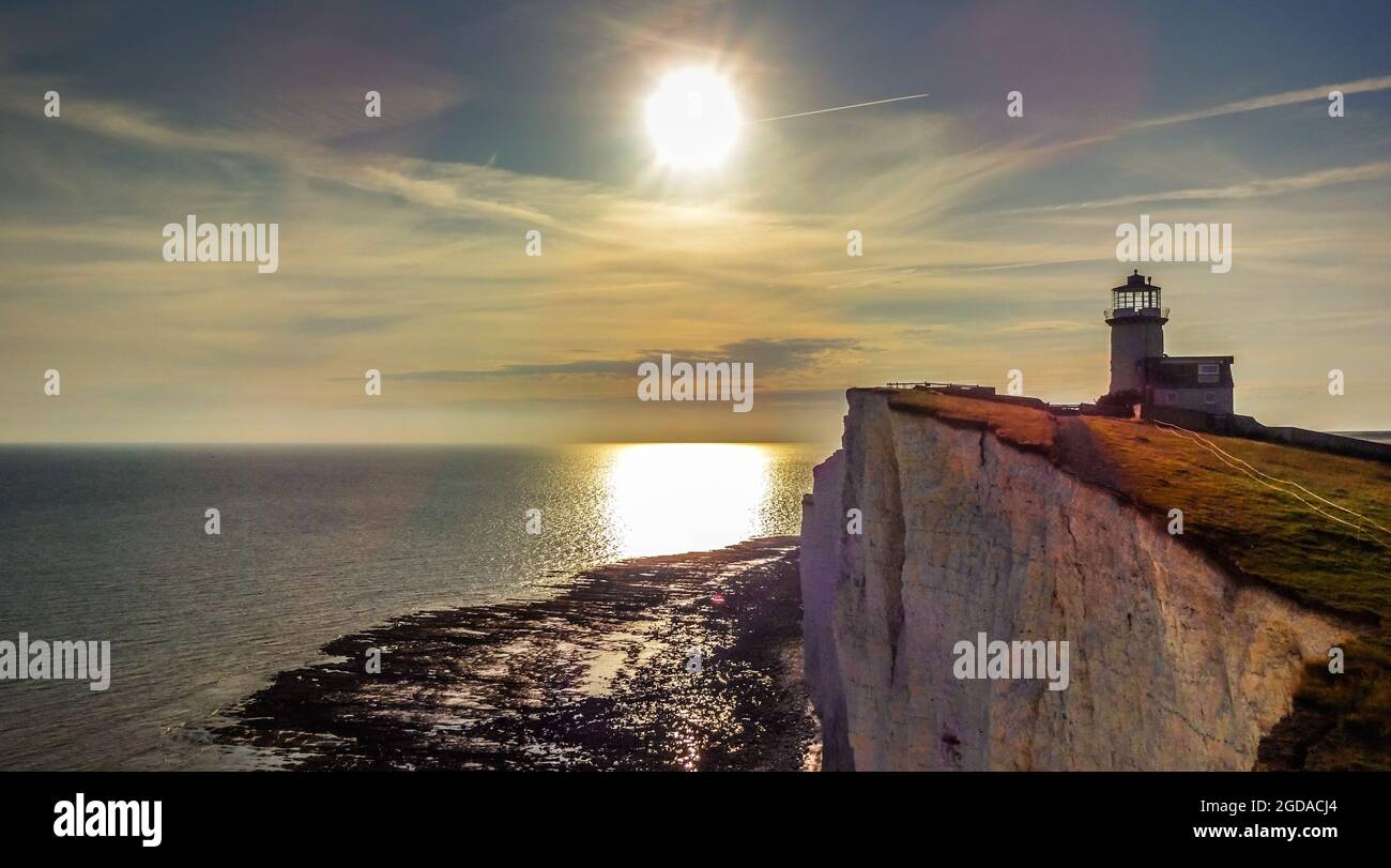 Eastbourne, East Sussex, Großbritannien. August 2021. Weitere große Klippenstürze stehen unmittelbar bevor, nachdem exeptional Regen die hohe Porosität der Kreide geschwächt hat. Neue Bilder zeigen das Ausmaß des natürlichen, aber extrem beschleunigten Phänomens, das die ciffs so makellos weiß hält. Der stillgelegte Leuchtturm Belle Tout, heute ein B&B, der 1834 erbaut wurde, steht stolz auf der Klippe, er wurde 17 1999 Meter vom Rand zurückversetzt, eine erstaunliche technische Leistung, die vielleicht noch einmal durchgeführt werden könnte. Der Fotograf ging keine Risiken ein, indem er spezielle Ausrüstung verwendete, um diese Bilder zu erhalten. Kredit: David Burr/Alamy Live Nachrichten Stockfoto