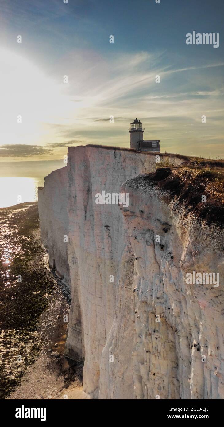 Eastbourne, East Sussex, Großbritannien. August 2021. Weitere große Klippenstürze stehen unmittelbar bevor, nachdem exeptional Regen die hohe Porosität der Kreide geschwächt hat. Neue Bilder zeigen das Ausmaß des natürlichen, aber extrem beschleunigten Phänomens, das die ciffs so makellos weiß hält. Der stillgelegte Leuchtturm Belle Tout, heute ein B&B, der 1834 erbaut wurde, steht stolz auf der Klippe, er wurde 17 1999 Meter vom Rand zurückversetzt, eine erstaunliche technische Leistung, die vielleicht noch einmal durchgeführt werden könnte. Der Fotograf ging keine Risiken ein, indem er spezielle Ausrüstung verwendete, um diese Bilder zu erhalten. Kredit: David Burr/Alamy Live Nachrichten Stockfoto