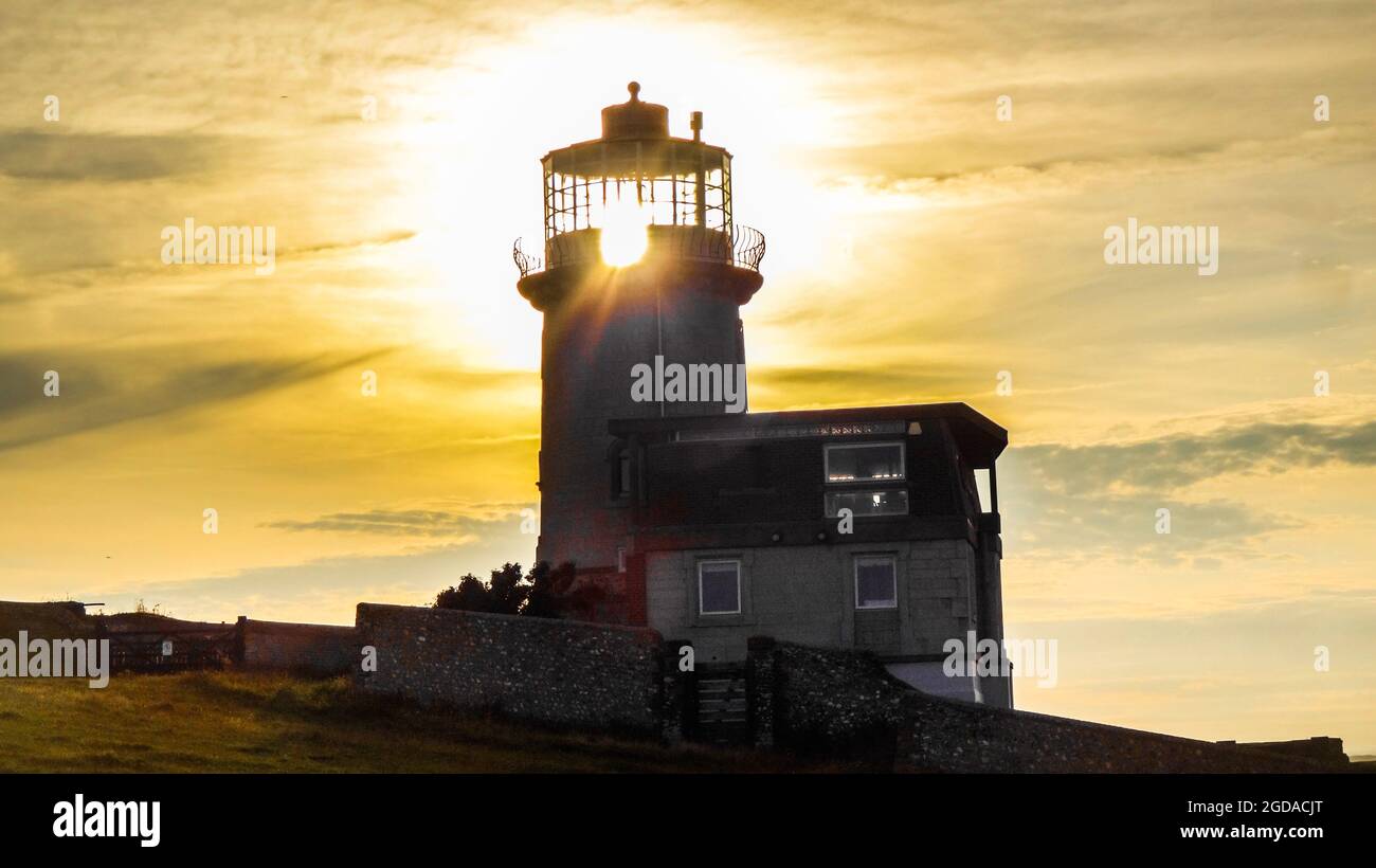 Eastbourne, East Sussex, Großbritannien. August 2021. Weitere große Klippenstürze stehen unmittelbar bevor, nachdem exeptional Regen die hohe Porosität der Kreide geschwächt hat. Neue Bilder zeigen das Ausmaß des natürlichen, aber extrem beschleunigten Phänomens, das die ciffs so makellos weiß hält. Der stillgelegte Leuchtturm Belle Tout, heute ein B&B, der 1834 erbaut wurde, steht stolz auf der Klippe, er wurde 17 1999 Meter vom Rand zurückversetzt, eine erstaunliche technische Leistung, die vielleicht noch einmal durchgeführt werden könnte. Der Fotograf ging keine Risiken ein, indem er spezielle Ausrüstung verwendete, um diese Bilder zu erhalten. Kredit: David Burr/Alamy Live Nachrichten Stockfoto