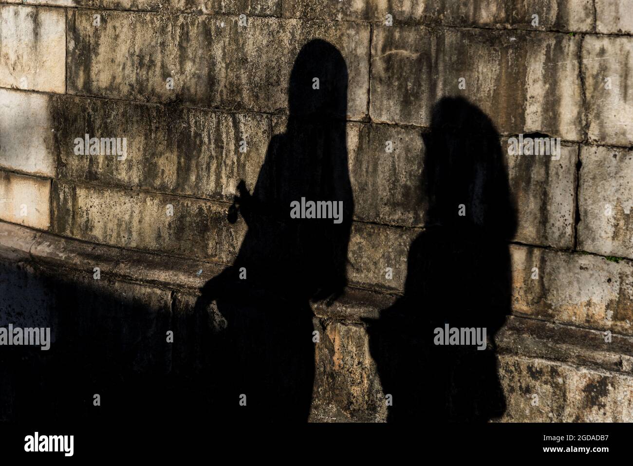 Zwei Personen Schatten an der Wand eines historischen Gebäudes in Pelourinhour. Salvador, Bahia, Brasilien. Stockfoto