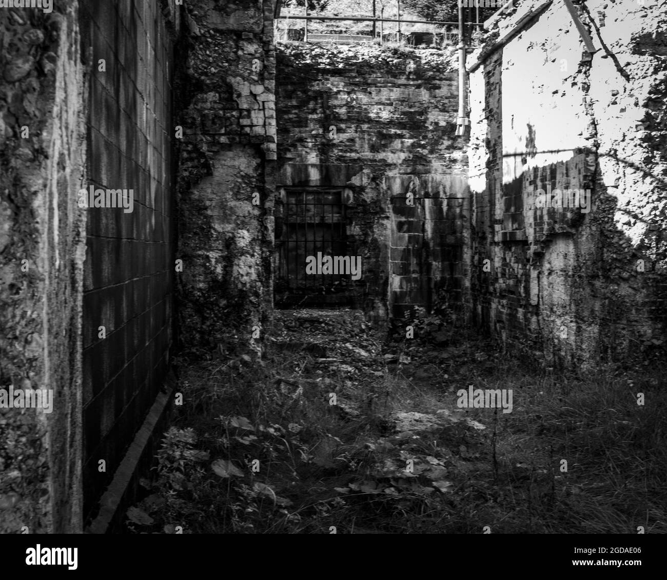 Schwarz-Weiß-Foto einer alten verlassenen, die Festung ives auseinander fällt Stockfoto