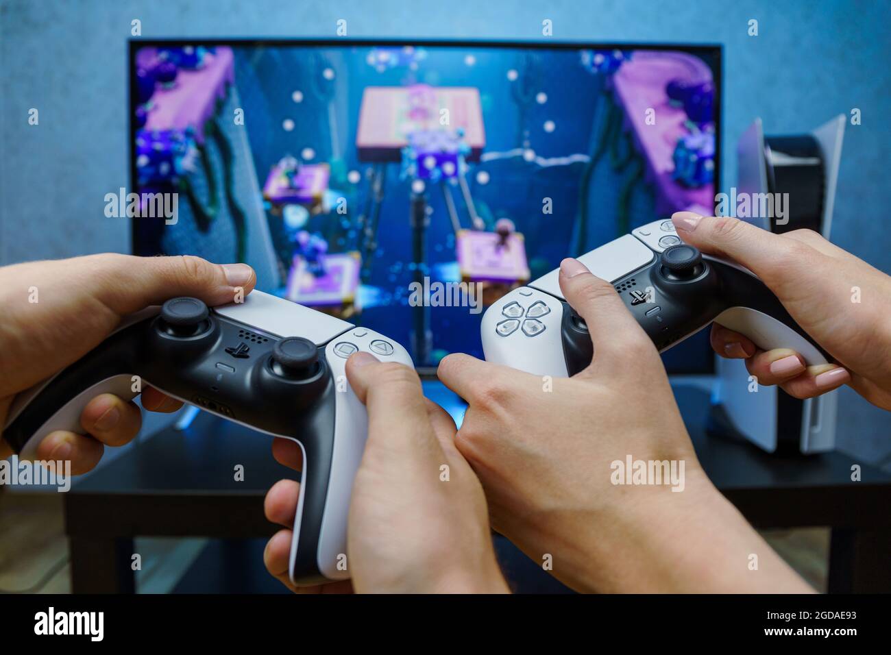 Sony PlayStation 5. Gaming-Computer der neuen Generation. Menschen, die Videospiele spielen. Spielen Sie mit PS5. Standpunkt. Stockfoto