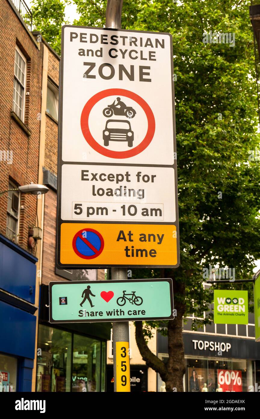 Straßenschild mit Share with Care-Schild und keine Einfahrt sowie kein Warten im Stadtzentrum von norwich Stockfoto