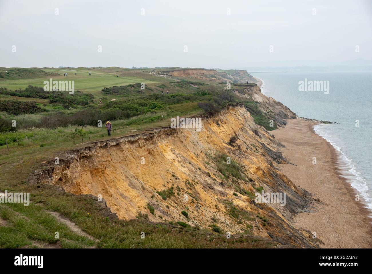 Fußweg entlang der Klippen mit Blick auf einen einsamen Strand Stockfoto