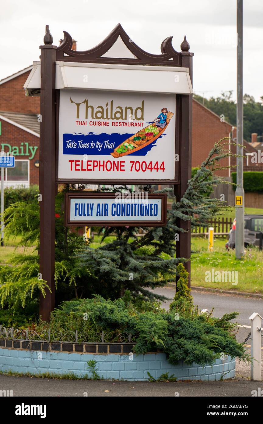 Thai Restaurant Schild mit Schild, um zu sagen, voll klimatisiert Stockfoto