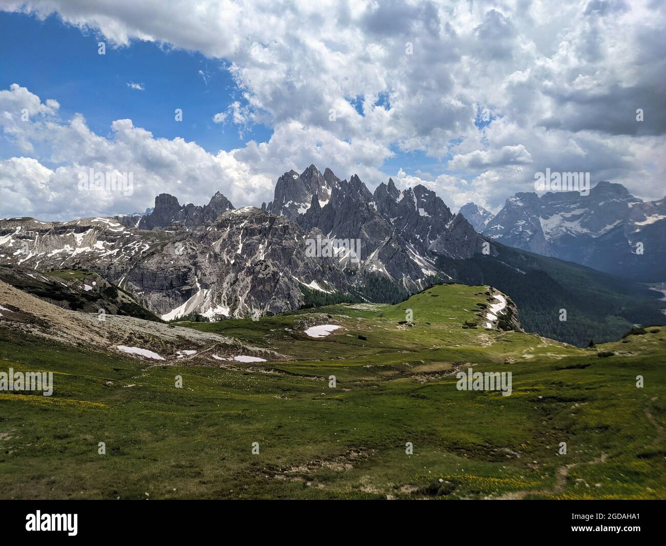 unesco Welterbe, dolomiten in europa, Panoramabild zur gruppo dei cadini torre siorpaes. Wanderlust Stockfoto