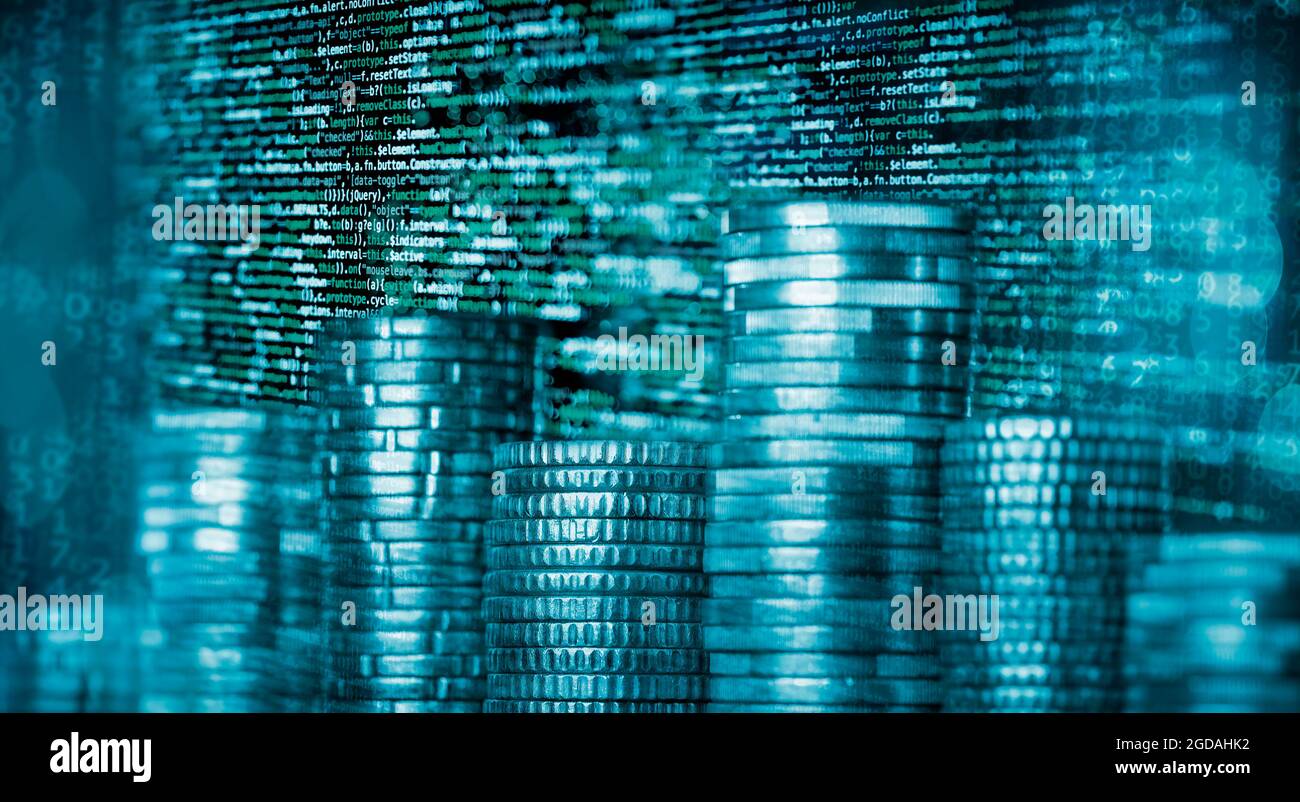 Stapel von Münzen vor einem Hintergrund mit Programmcode und Matrix Stockfoto