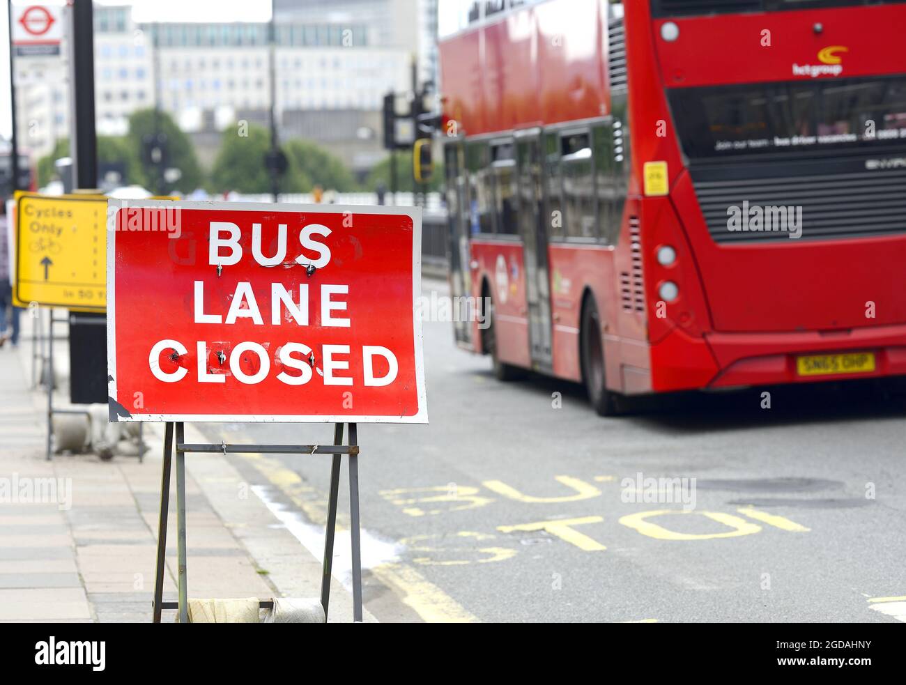 London, England, Großbritannien. Schild „Bus Lane Closed“ an der Waterloo Bridge Stockfoto