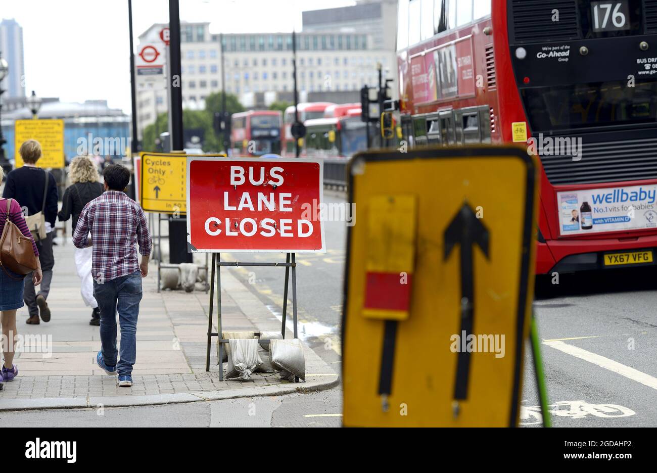 London, England, Großbritannien. Schild „Bus Lane Closed“ an der Waterloo Bridge Stockfoto