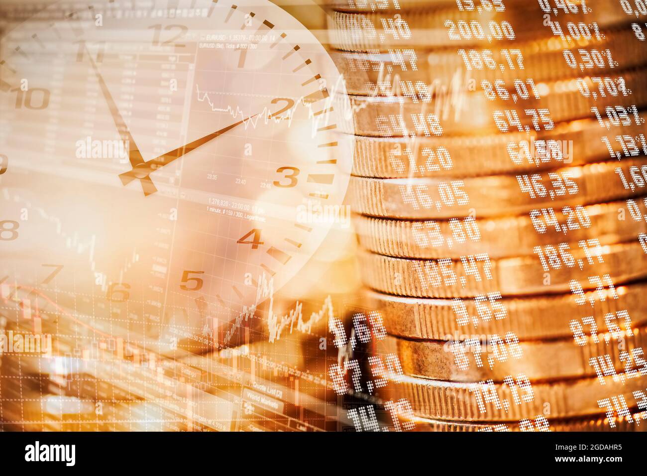Stapel von Münzen, Aktienkursen und Uhr als Symbol für nachhaltige Investitionen Stockfoto