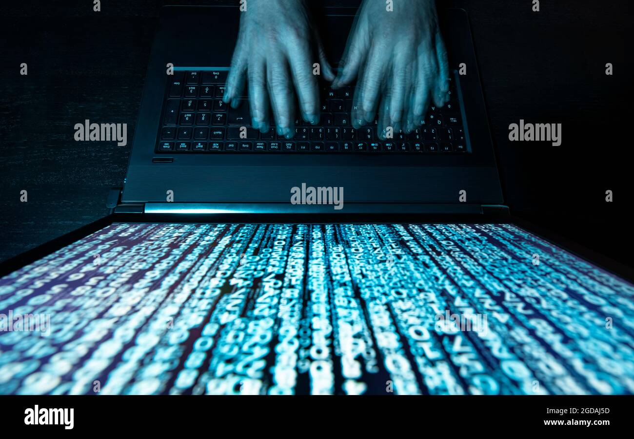 Hacker mit Computer und Matrix auf dem Monitor Stockfoto