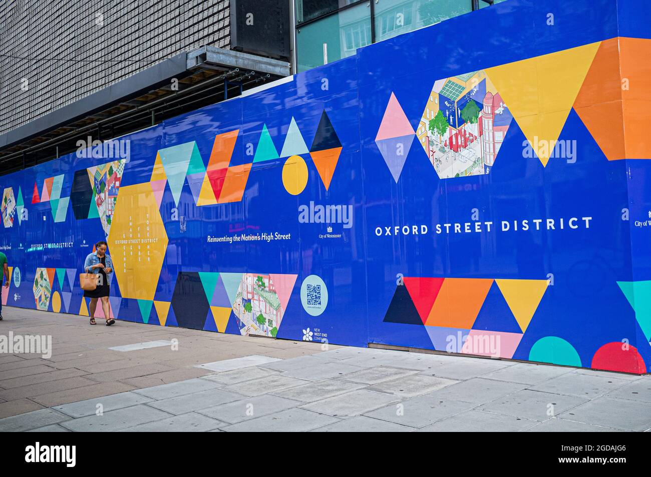 OXFORD STREET LONDON 12. AUGUST 2021. Die Leute kommen an einem leeren Laden in der Oxford Street vorbei. Laut neuen Daten des (BRC) British Retail Consortium war das berühmte Einkaufsviertel Oxford Street in London während der Pandemie die leistungsstärkste Hauptstraße der sechs großen europäischen Hauptstädte, da die Konsumausgaben und der Online-Einkauf verloren hatten. Credit amer Ghazzal/Alamy Live News Stockfoto