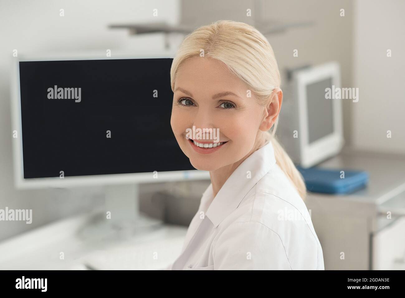 Eine gut aussehende Ärztin, die freundlich lächelt Stockfoto