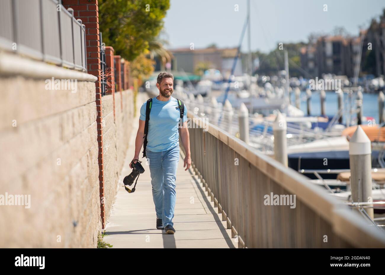 Urlaubsfotograf. Reisefotograf Promenade mit Kamera. Sommer-Reisende gehen Sightseeing Stockfoto