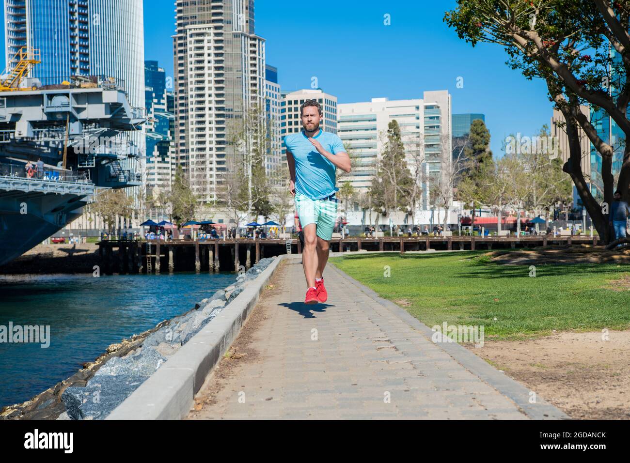 Mein Lauf meine Geschwindigkeit. Energischer Mann läuft auf der Promenade. Läufer in Sportswear. Laufübungen Stockfoto