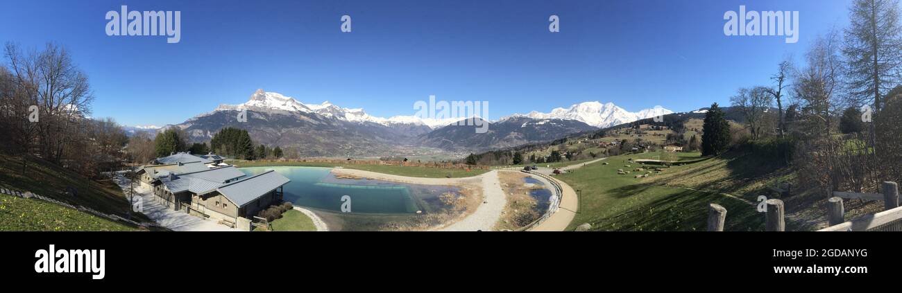 Panoramique : Plan d'Eau Biotop Lac de Combloux Haute-Savoie sur Fond de ciel bleu face au Mont-Blanc Stockfoto